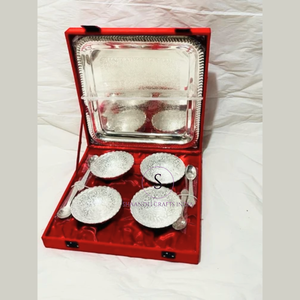 Nuevo Juego de Servir de Latón Plateado con Cuatro Tazones, Cuatro Cucharas y Bandeja, en una Elegante Caja de Color Rojo Brillante - Product Image 4