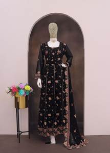 ชุดเดรสสำหรับงานดิวาลีชิ้นนี้สวมใส่สบายและระบายอากาศได้ดีมากที่สุดชุดยาวผ้าจอร์เจียพร้อมชุดเสื้อผ้า - Product Image 4