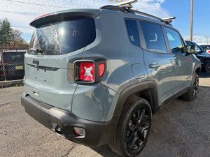 SUV Renegade Altitude 4WD 2018 d'occasion en excellent état, transmission intégrale, moteur 2.4L 180 CV, extérieur gris, prêt à rouler - Product Image 4