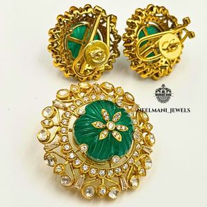 Parures de bijoux raffinées avec pendentif corail et vert et clous d'oreilles - Product Image 6