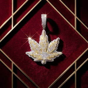 Collier de Luxe en Argent Poli Miroir avec Pendentif Feuille d'Érable Glacée et Moissanite Impériale Entièrement Sertie, Bijou Tendance et Culturel - Product Image 3