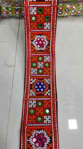 Hecho a medida con cintas bordadas a máquina con bordes geométricos y cordones en varios diseños y colores para vestidos étnicos indios. - Product Image 5