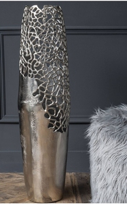 Esta maceta de aluminio ofrece un aspecto metálico refinado y duradero para uso contemporáneo en interiores y exteriores. - Product Image 3