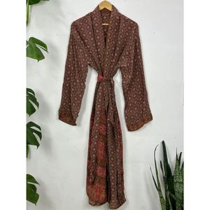 Robe de chambre de luxe pour homme en satin, soie recyclée durable, style kimono vintage, tenue d'intérieur courte, élégante, masculine, classique intemporelle - Product Image 1