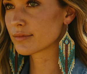 Boucles d'oreilles à franges perlées : Boucles d'oreilles à pompons de cow-girl en perles de rocaille turquoise et marron - Product Image 3