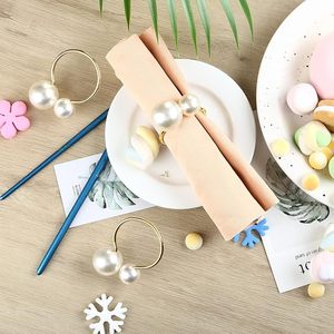 Rond de serviette en métal avec perle Décoration de table de fête de mariage en forme vintage unique Rond de serviette exclusif Noël indien - Product Image 1