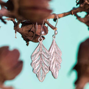 Meilleures ventes : Boucles d'oreilles clous modernes en filigrane d'argent de haute qualité, motif feuille ondulée, design scintillant, fournisseur indien direct, qualité supérieure - Product Image 1