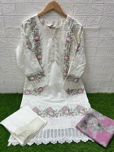 Conjunto de Túnica Elegante de Ropa India y Pakistaní de Primera Calidad, Bordada a Mano con Estampado Digital en el Dupatta, Mangas Elegantes - Product Image 3