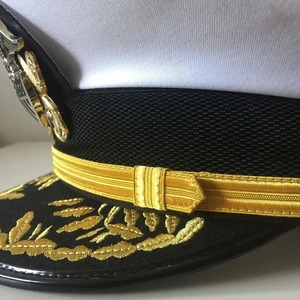 Sombrero de gorra de pico de uniforme negro de moda OEM con insignias de bordado de lingotes parches insignias en diseños personalizados - Product Image 4