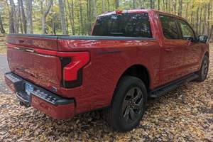 Ford F-150 Lightning Lariat AWD 2022 d'occasion en excellent état, sans accident, conduite à gauche/droite - Product Image 3