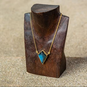 Collier Labradorite en or avec chaîne en plaqué or 24K Pendentif élégant en pierres précieuses Cadeau pour elle - Product Image 1