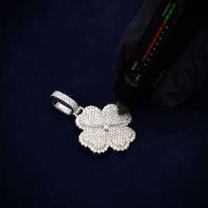 Colgante y Amuleto de Trébol de Cuatro Hojas con Logotipo Personalizado, Oro de 14K y Moissanita, Diseño Único con Material de Alta Calidad - Product Image 2