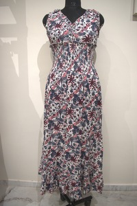 Robe d'été élégante blanche à fleurs pour adultes, style droit, détails de smocking complexes et taille naturelle, col en V, maxi vintage - Product Image 2