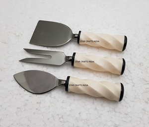 Ensemble de cuisine Epandeur d'ustensiles à fromage en bois et résine Poignée créative et acier inoxydable avec couteau à beurre plaqué argent - Product Image 2