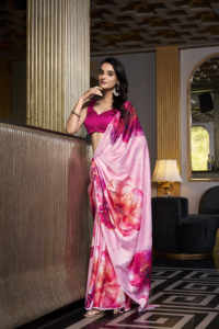 Elegante Sari de seda satinada con trabajo estampado y blusa de seda Moonga Hotfix para compradores globales de saris tradicionales - Product Image 4