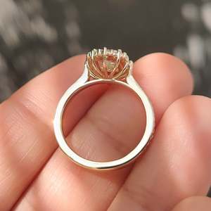 Bague de fiançailles pour femme, diamant de laboratoire taille radiant, d'inspiration vintage, avec bande pavée taille ronde, certifiée IGI - Product Image 3