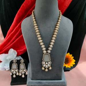 Ensemble de colliers longs en zircon moissanite Fusion élégante de glamour et de grâce magnifiquement conçue pour les personnes soucieuses de la mode - Product Image 1