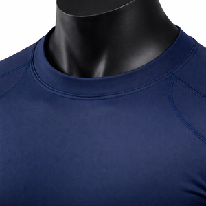 Camiseta de compresión para hombre de color sólido personalizada a precio económico con material de alta calidad y fácil de lavar. - Product Image 3