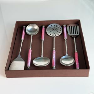 Nouveauté Ensemble d'ustensiles de cuisine en acier inoxydable de 6 pièces avec manche en résine avec boîte pour cadeau de mariage et de fête - Product Image 4