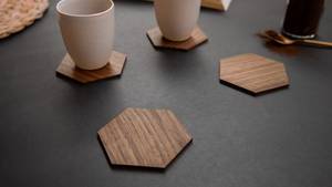 Ensemble de sous-verres hexagonaux classiques fabriqués à la main de qualité supérieure en bois de manguier noyer avec accent en résine Logo personnalisable pour une décoration de table élégante - Product Image 5