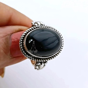 แหวนเงินแท้ทำมือประดับพลอยออนิกซ์สีดำ หินประจำเดือนเกิดเดือนกรกฎาคม - Product Image 1