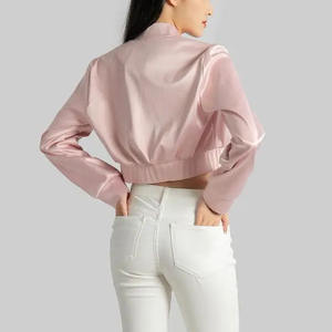 Blouson universitaire en satin de polyester imprimé sur mesure OEM pour homme avec broderie et rayures, et blouson bomber matelassé élégant pour femme – Nouvelle collection - Product Image 5