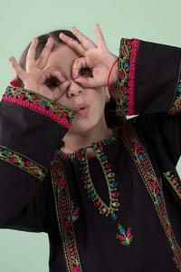 Elegante Salwar Kameez Hecho a Mano para Niñas, Diseño Tradicional para Invierno y Verano, Ropa Casual para Fiestas, Cómodo y Transpirable - Product Image 3