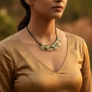 Collar de Cuentas de Jade Hecho a Mano para Mujer, Estilo Religioso de Moda para Boda o Regalo - Product Image 1