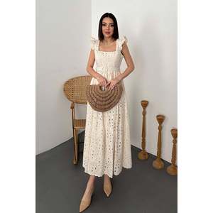 Robe beige brodée en dentelle - Beige - Product Image 2