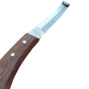 Cuchillo para Pezuñas de Acero Inoxidable Reutilizable de Primera Calidad con Mango de Madera Tradicional para un Recorte Preciso de Pezuñas en Caballos y Ganado - Product Image 2