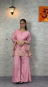 ชุดสلوارกะมีซผ้าไหมชิโนนคุณภาพพรีเมียม ดีไซน์ทันสมัย ปักเลื่อม แห้งเร็ว ใส่ได้ทุกฤดู เหมาะสำหรับงานปาร์ตี้และการเดินทาง - Product Image 3