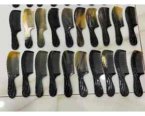 Peine de cuerno tradicional Origen de Vietnam Perfecto para el aseo diario Textura suave y dientes redondeados Peine de cuerno Exportación - Product Image 6