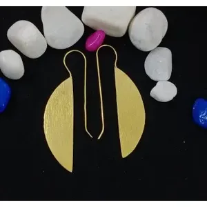 Boucles d'oreilles pendantes géométriques plaquées or avec accents de perles et de diamants - Product Image 3