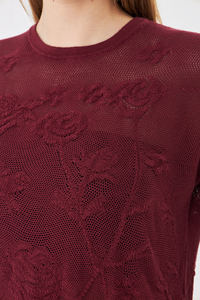 Blouse en tricot à motif de roses pour femmes - Haut doux à col rond et manches courtes avec bouton au dos - Tricotage floral au crochet pour l'été - Product Image 5