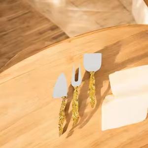 Ensemble de couteaux en métal avec manche attrayant en plume dorée, outils élégants pour servir le fromage - Product Image 1