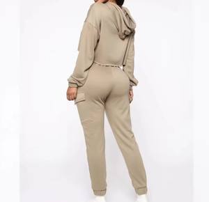 Survêtement d'hiver pour femme de haute qualité, grande taille, coupe ajustée, avec sweat à capuche court en polaire et pantalon à poches latérales - Product Image 3
