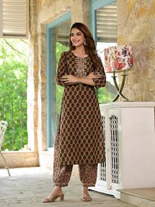 Salwar Kameez de Algodón Estampado al por Mayor |   Ropa Étnica Formal para Mujer India con Dupatta |   Conjunto Kurta de Corte Recto con Bordado Zardozi - Product Image 3