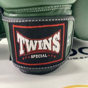 Guantes de Boxeo Muay Thai Verde Oscuro Twins, Más Vendidos, para Venta al por Mayor, OEM, Profesionales, para Sparring, con Correa Ajustable, Artes Marciales - Product Image 3