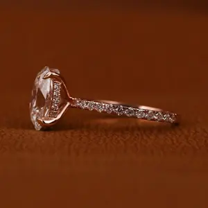 แหวนหมั้นเพชรโมอิสซาไนต์เงินแท้ 925 รับรองโดย IGI ทรงรีแบบกำหนดเอง ประดับเพชรแบบซ่อนวงแหวน ฝังแบบกรงเล็บ เครื่องประดับชั้นดี - Product Image 2