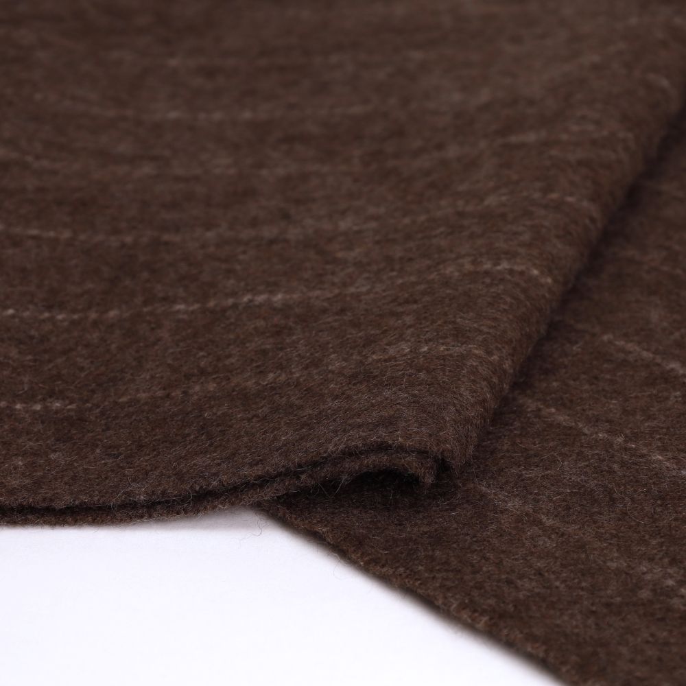 สีน้ำตาลเข้มมีลายทาง