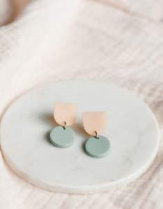 Pendientes de resina vibrantes pintados a mano y pulidos con múltiples colores Pantone Joyería de moda para montañas y looks diarios - Product Image 1