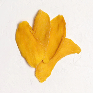 Rebanadas de mango secas jugosas suaves y dulces tropicales secadas al sol para conservar el sabor Ideal para venta al por menor y a granel - Product Image 6