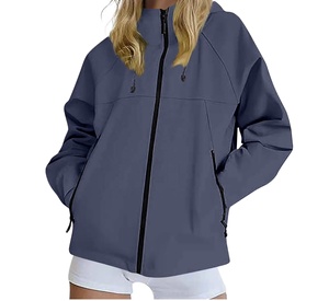 Vestes softshell personnalisées en polyester 100% couleur unie, coupe-vent et imperméables pour femmes, avec logo personnalisé. - Product Image 1