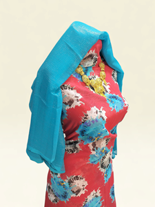 Conjunto de Vestido Swiss Dirac Rojo Coral con Estampado Floral Azul Cielo, Chal Azul Cielo y Garbasaar Bordado en Rojo - Product Image 2