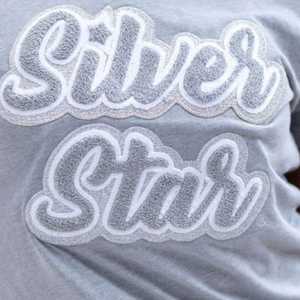 Camiseta gris 'Silver Star' para mujer, Camiseta de algodón suave con letras de parche de chenilla en negrita, ropa griega de moda informal inspirada en la Hermandad - Product Image 3