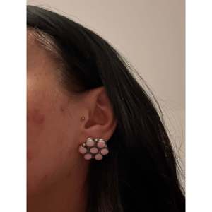 Boucles d'oreilles clous Maxine Ramirez en or 18 carats, coquillage rose et argent sterling, avec diamant serti clos et motif floral - Product Image 2