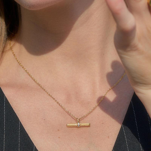 สร้อยคอ Jeulia Andy Style รุ่น Gold Fluted Pave T-Bar ประดับเพชรซิร์คอน สำหรับวันครบรอบ - Product Image 3