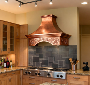 Cappa da <span class=keywords><strong>cucina</strong></span> di lusso artigianale intagliata a forma di campana in rame, con corona ad arco, personalizzata, finitura patinata spazzolata, con sistema di ventilazione - Product Image 1