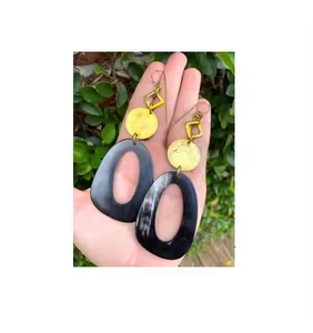 Boucles d'oreilles pendantes en imitation perle de corne de buffle, vente chaude, pour les femmes, pour les fêtes, artisanat personnalisé en forme de croissant - Product Image 1