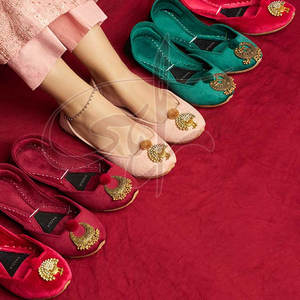 Wholesale Low MOQ Custom Made Anti-Slippery Velvet Khussa with Genuine Leather Outsole for Women-High Quality Fashion Footwear - Product Image 5